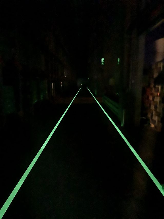 Nachleuchtende Markierung bei Nacht